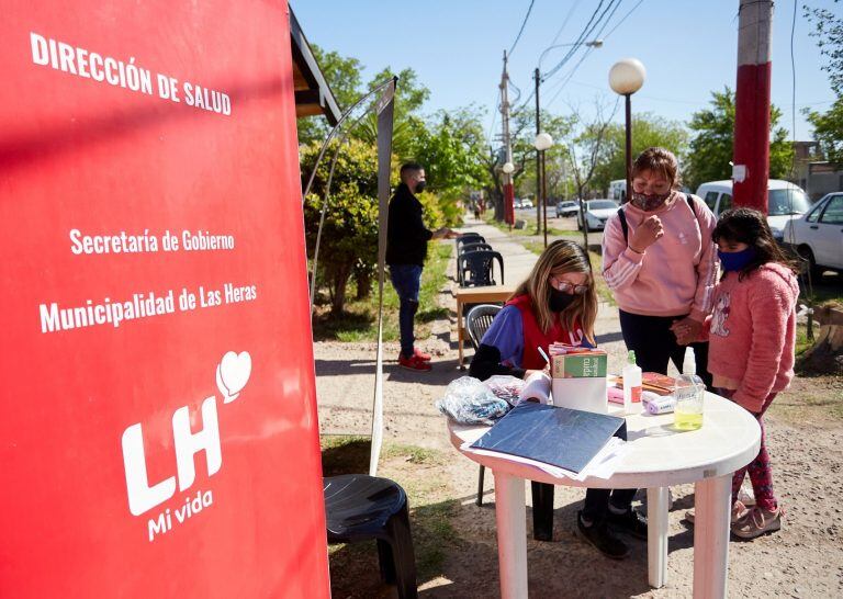 Mediante el Móvil de Salud de Las Heras, se realizan análisis de oxígeno en sangre, presión arterial, glucosa y gestión de recetas de Osep.