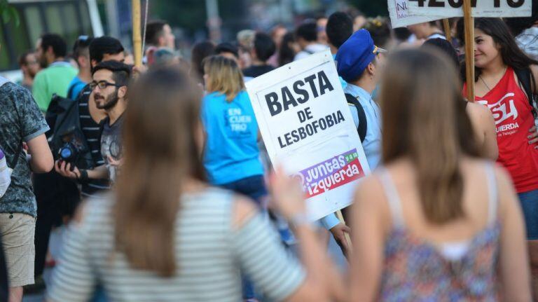 El "besazo" fue convocado en la puerta de la Jefatura de Policía de Córdoba