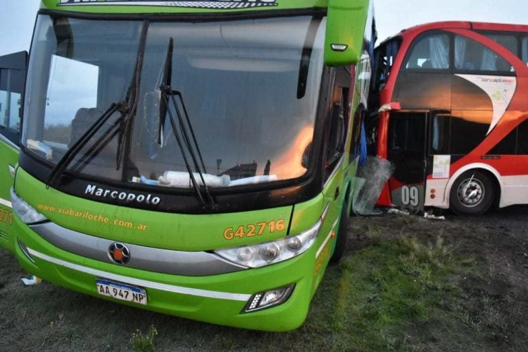 El segundo micro impactó en el medio del colectivo de la empresa Vía Bariloche. Foto: Jorge Tanos