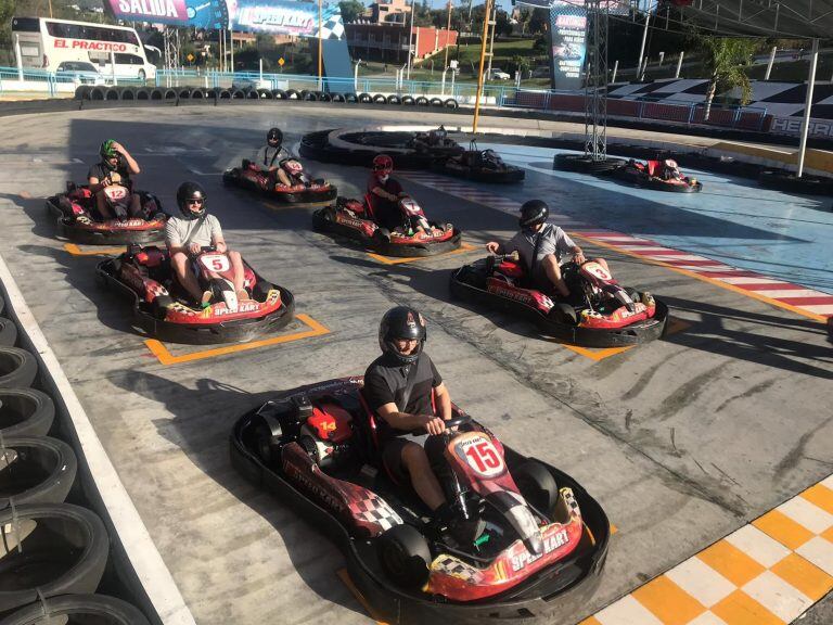 Niños de Wheeling jugando en los kartings de Carlos Paz