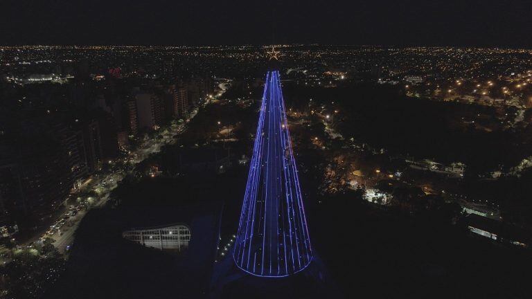 El arbolito de Navidad del Faro del Bicentenario en Córdoba volvió a armarse este 8 de diciembre.