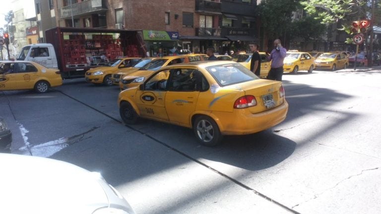 Incidentes en la marcha de los taxistas contra la demora en la ordenanza que impide la llegada de Uber y Cabify.