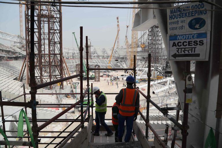 Este es el tercer fallecimiento de un trabajador en las obras de construcción de los estadios. Foto: AFP.