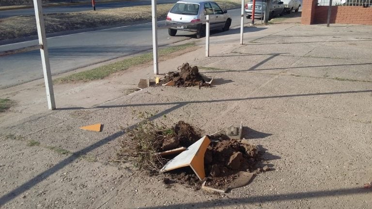 Macetas destrozadas en la vereda del salón de danzas. Foto: Ángeles Poretti