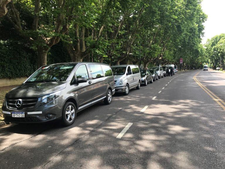 Camionetas que transportaban a la delegación de Turquía