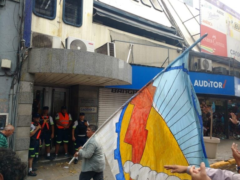 La protesta de Luz y Fuerza de este lunes con ataques a huevazos a Cadena 3 y rotura de vallas en la Lotería.