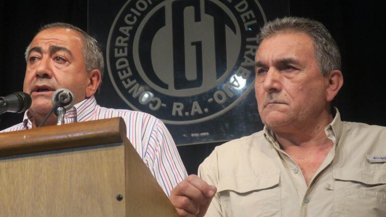 BS11. BUENOS AIRES (ARGENTINA), 14/12/2017.- El miembro del triunvirato que encabeza la CGT (Conferencia General del Trabajo), Héctor Daer (i), habla junto a Juan Carlos Schmid (d), miembro del triunvirato de la CGT, hoy, jueves 14 de diciembre de 2017, en Buenos Aires (Argentina). La principal central sindical de Argentina dijo que convocará para este viernes a un paro general si el presidente Mauricio Macri decide aprobar por decreto la reforma del sistema de pensiones que no pudo ser debatida hoy en el Congreso por la violencia dada en la calle y entre los propios diputados. EFE/Marina Guillén 

 buenos aires hector daer juan carlos schmid congreso suspension sesion reforma previsional jubilatoria incidentes violencia represion congreso reforma jubilacion previsional conferencia prensa sindicalistas cgt