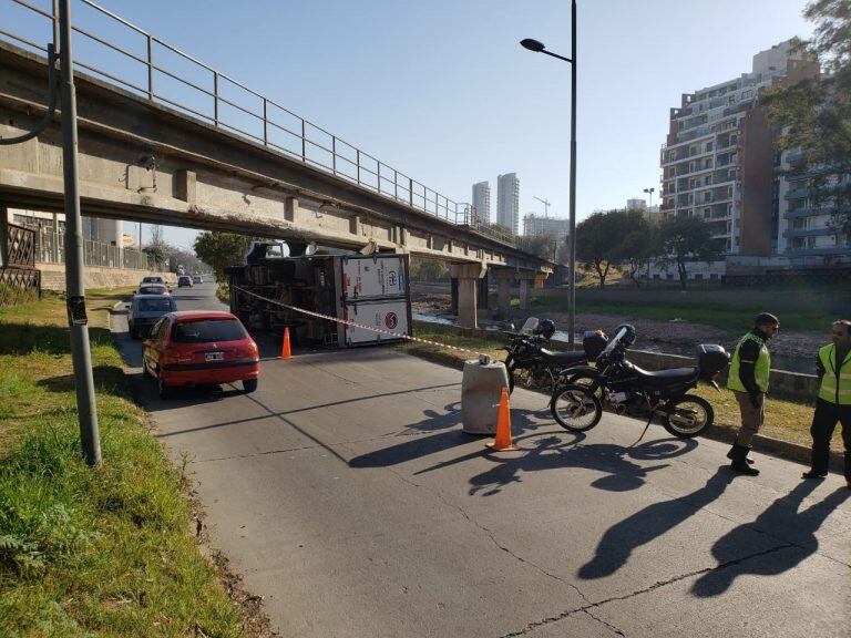 Choque y vuelco en Costanera.