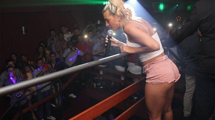 Para su presentación en un boliche de Salta Sol eligió un short rosa y una musculosa blanca.