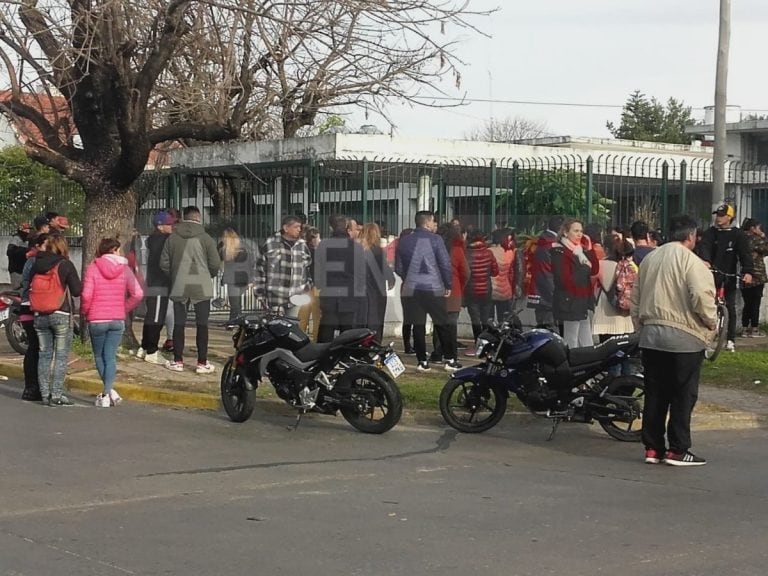 Los familiares se reunieron el pasado miércoles  en la puerta del establecimiento (web).