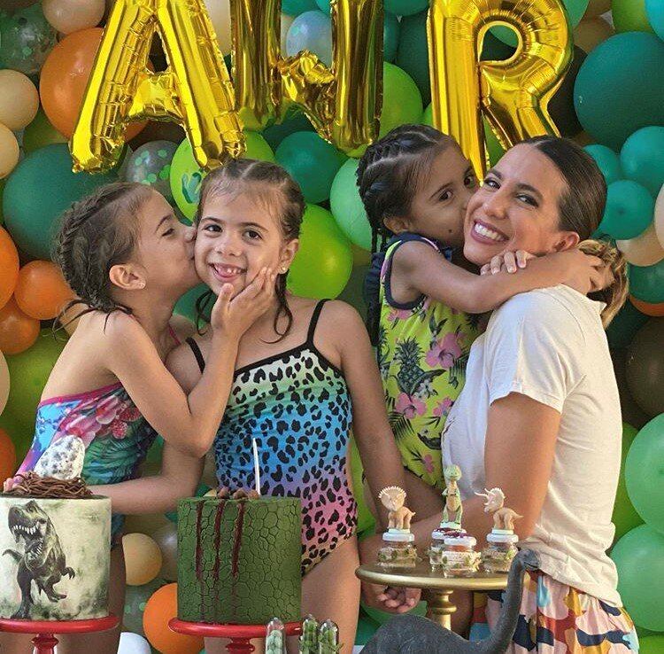 Cinthia Fernández y sus hijas en el festejo de las gemelas.