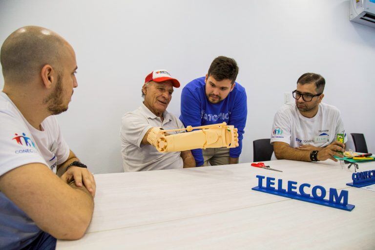 Miguel Carranza recibió la prótesis de su brazo, como también varias personas que se vieron beneficiadas por este "Manotón". (Telecom)