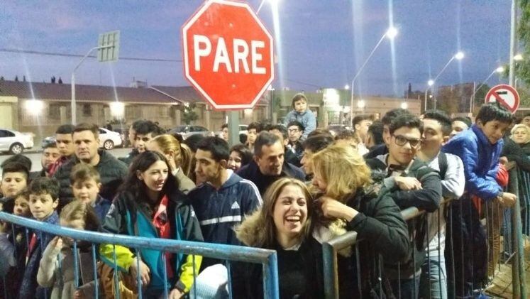 El hotel donde se hospeda la Selección Argentina, minado de fanáticos.