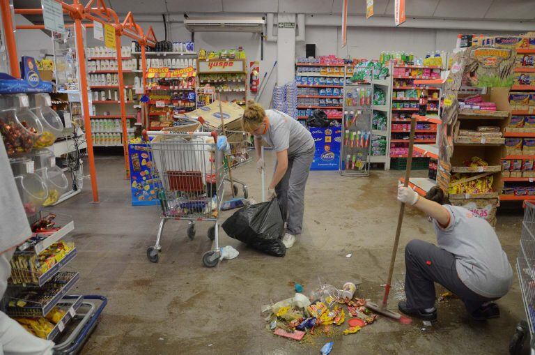 Workers clean a looted a supermarket on December 03, 2013 in Cordoba. People looted stores Tuesday in the central Argentine province of Cordoba after police demanding pay raises refused to leave their barracks. Vandals, some on motorcycles, ransacked stores as they took advantage of the lack of police. Some 3,000 police in Cordoba refused to leave police stations to go on patrol. AFP/TELAM IRMA MONTIEL RESTRICTED TO EDITORIAL USE - MANDATORY CREDIT "AFP PHOTO / TELAM / IRMA MONTIEL" - NO MARKETING NO ADVERTISING CAMPAIGNS - DISTRIBUTED AS A SERVICE TO CLIENTS


Córdoba: policías acuartelados y saqueos
Dos supermercados fueron saqueados este martes en la periferia de la capital cordobesa, mientras que otros 10 cerraron sus puertas como medida preventiva. Todo ocurrió en medio de una protesta policial por la que los uniformados permanecen acuartelados. Reclaman una batería de mejoras laborales, entre ellas un salario base de 13.000 pesos. cordoba  cordoba policias acuartelados y saqueos supermercados  saqueado limpieza el dia despues protesta policial y saqueo en cordoba