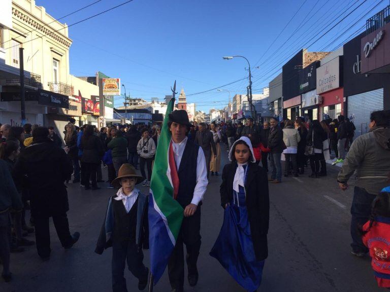 Los trajes típicos desfilaron por el centro.