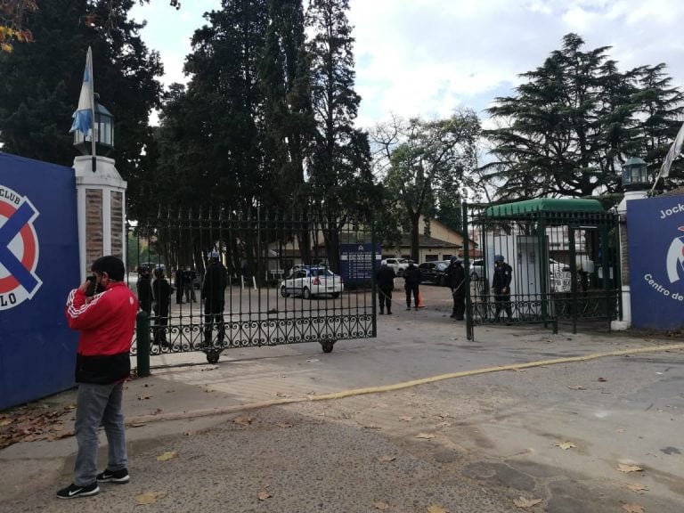 Policía Bonaerense en el Hipódromo de San Isidro.