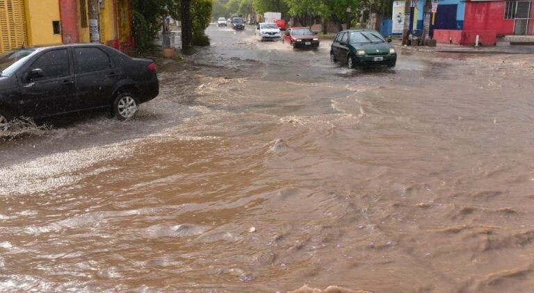 Los autos debieron sortear torrentes en las calles. Y en algunos casos, quedaron varados.