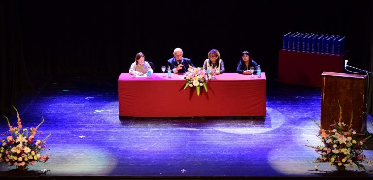 Presideron la ceremonia la Lic. Yolanda Canchi, secetaria general de ATSA Jujuy; y el Lic. Carlos West Ocampo, tituar de FATSA. Con ellos en el estrado, la Lic. Gabriela Felippa, directora de la carrera de Enfermería de la Universidad iSalud; y la Lic. Silvia Zambonini, secretaria académica de esa casa de estudios.