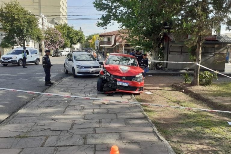 Fuerte choque entre un taxi y un remis en pleno centro salteño. (FM Profesional)