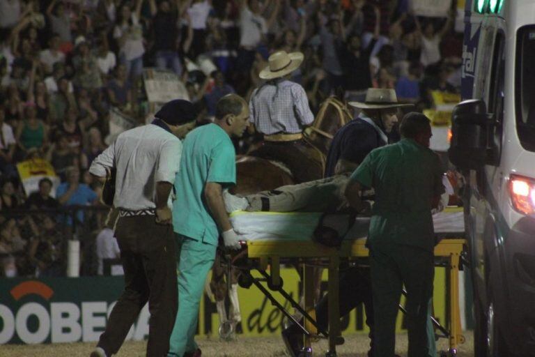 La secuencia completa del accidente que le costó la vida al jinete Norberto Cosutta en el Festival de Doma y Folclore de Jesús María.