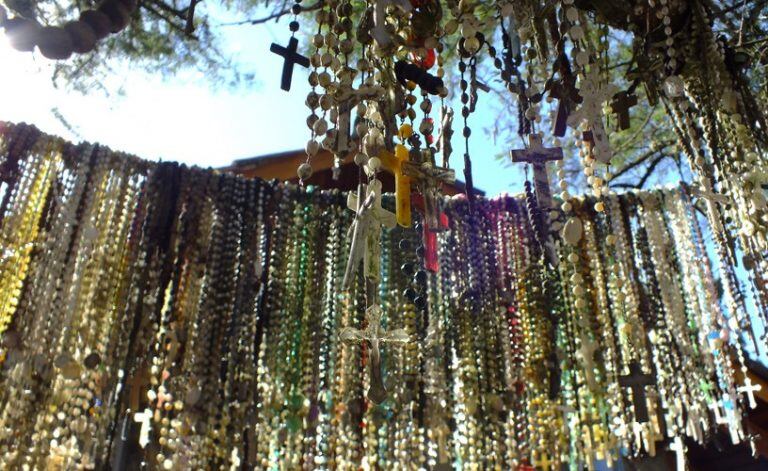 Sitio de la Virgen del Cerro en Tres Cerritos, Salta. En el lugar se pueden apreciar miles y miles de rosarios colgando de las ramas de distintos árboles. (Web).