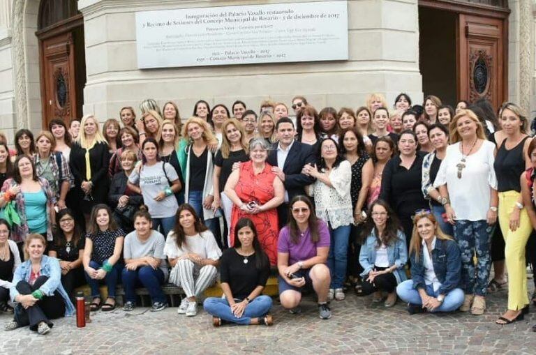 Taxistas, colectiveras, empresarias y otras trabajadoras asistieron a un desayuno en el Concejo Municipal por el Día de la Mujer. (@silviapalmentieri)