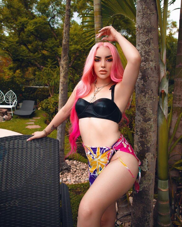 Kimberly Loaiza se mostró en bikini y con el pelo totalmente rosa