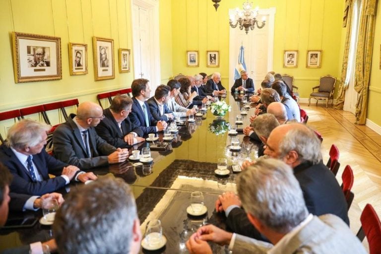 El presidente Alberto Fernández y el ministro de Salud, Ginés González García, con representantes de las cámaras que nuclean a los laboratorios. (crédito: prensa Presidencia)