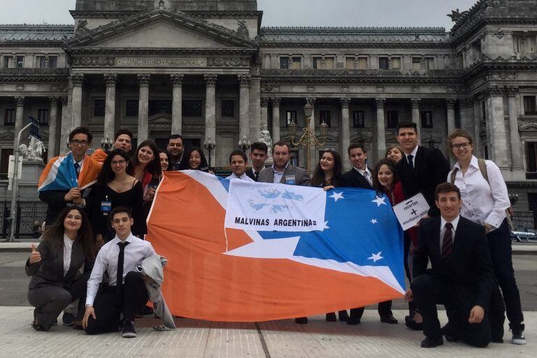 Jóvenes fueguinos integrantes del Parlamento Juvenil del Mercosur en el Congreso Nacional