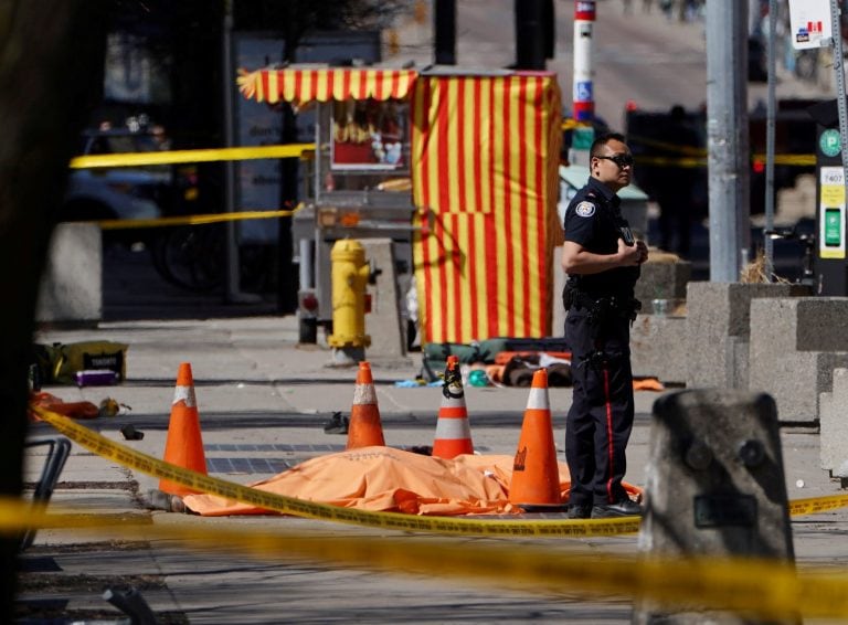 Una camioneta atropelló a una decena de peatones en Toronto.