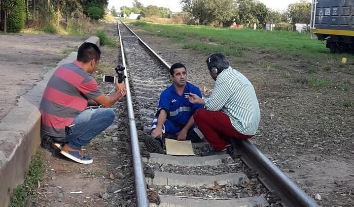 Desesperado, empleado ferroviario despedido se encadenó a las vías. (FM Sensación, Coronda)