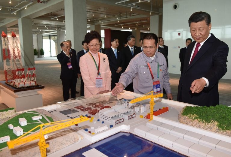 La jefe de Gobierno de Hong Kong, Carrie Lam (i), y el presidente de China, Xi Jinping (d), observan una maqueta del puente. Crédito: EFE.