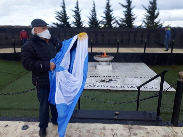 La celeste y blanca presentada frente al cenotafio de Malvinas en Ushuaia. Recordamos a los caídos durante la Guerra de 1982, en pos de la defensa de la Patria y la Soberanía Nacional.