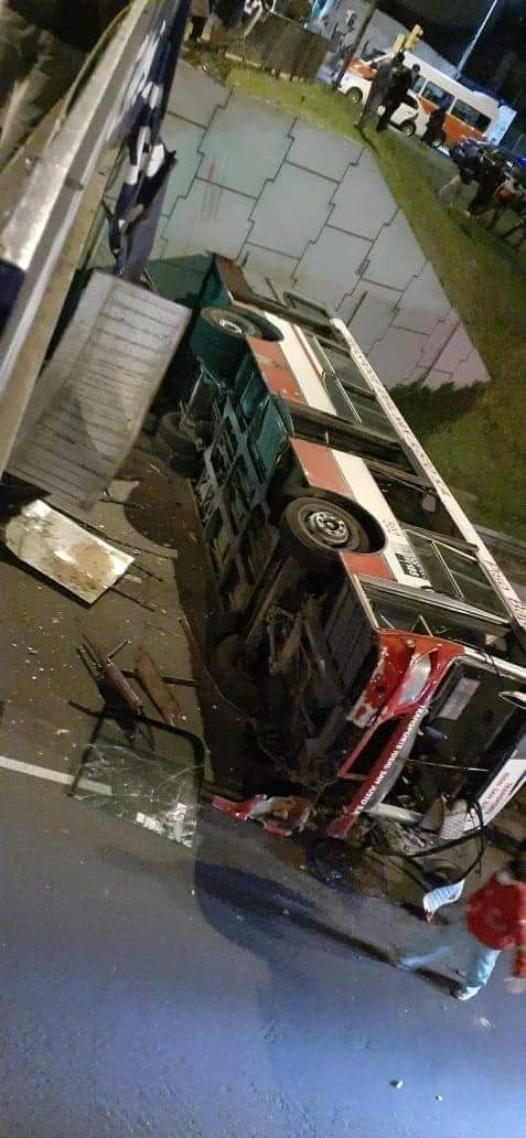 Un colectivo de la línea 185 cayó por un puente de la avenida General Paz. (Policía de la Ciudad)