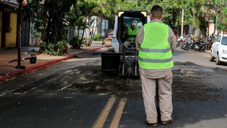 Bacheo en en zonas de las calles Buenos Aires y del centro posadeño. (Prensa Municipal)