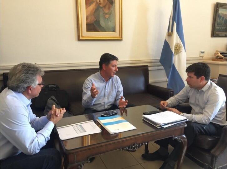 El rector y el vicerrector de la UNLaR, Fabián Calderón y José Gaspanello, fueron recibidos por el secretario de Políticas Universitarias de la Nación, Pablo Domenichini. Se habló de Fondos demorados para el Hospital de Clínicas, partidas para gastos de funcionamiento, Hospital Veterinario de Chamical, obras paralizadas, entre otros.