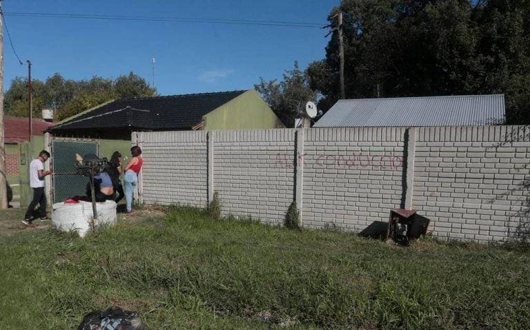 Vecinos conmovidos tras el incendio que dejó sin vida a un joven de 15 años.