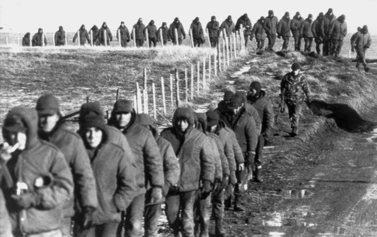 Luego de 2 meses y 12 días, los soldados argentinos recibieron el alto al fuego y fueron llevados a continente, luego de pasar un período como prisioneros de guerra.