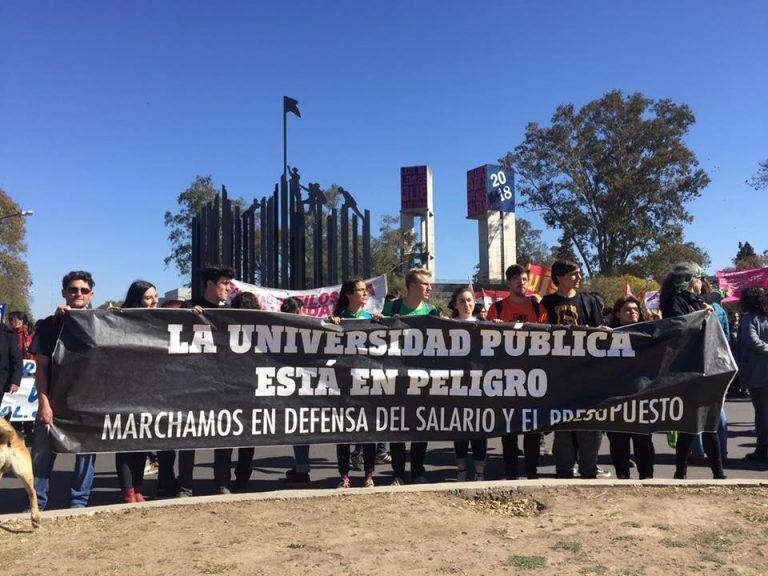 Marcha en la UNC en defensa de la Universidad Pública.