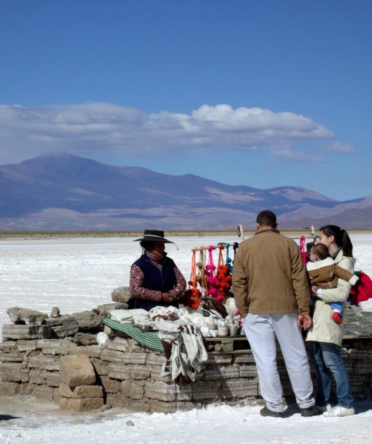 Las Salinas Grandes de Jujuy son cada vez más visitadas por el turismo.