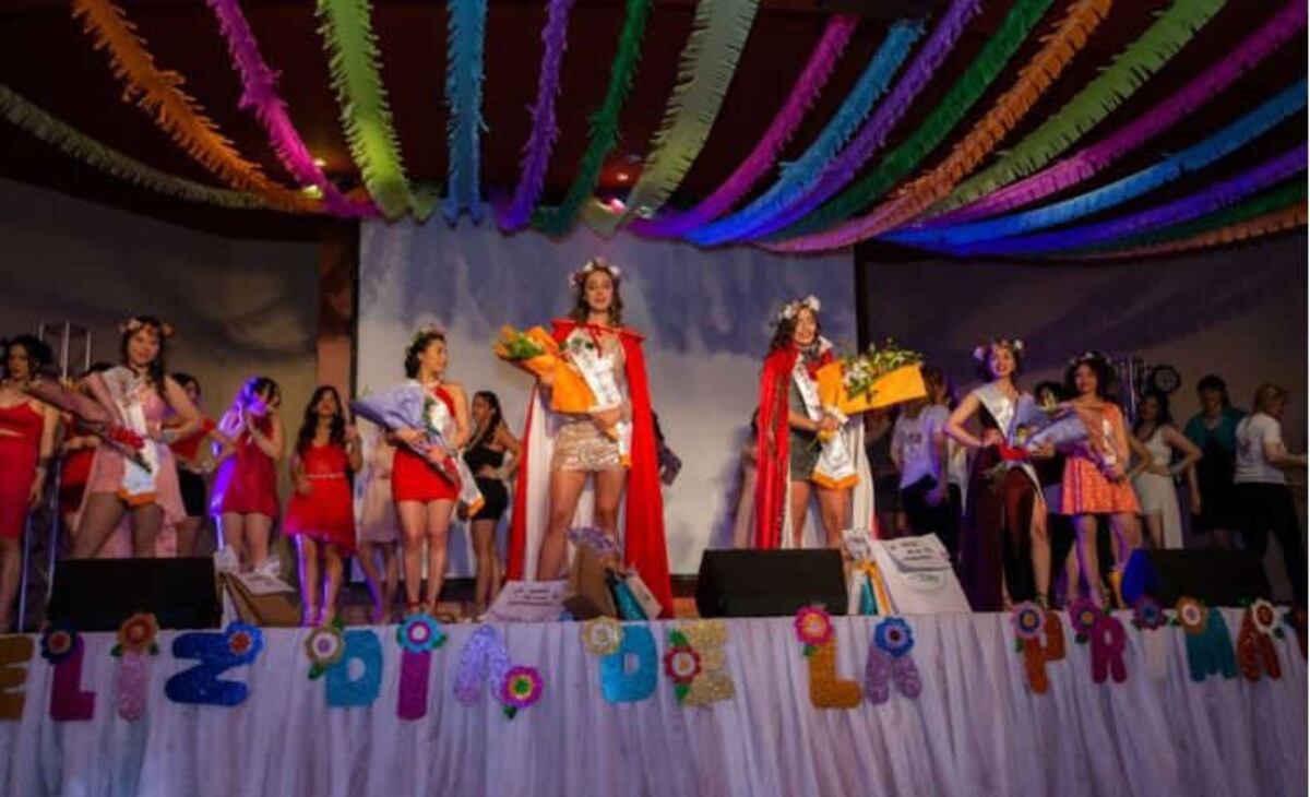 Eligen a la reina de la primavera y los estudiantes en El Calafate