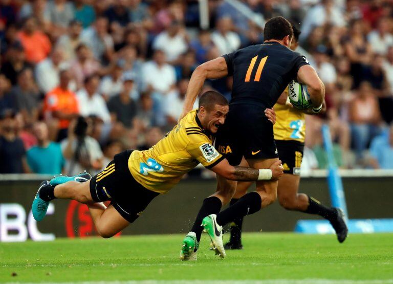 BAS132. BUENOS AIRES (ARGENTINA) 03/03/2018.- El jugador Emilianno Bofelli (d) de los Jaguares de Argentina disputa el balón con el jugador TJ Perenara (i) de los Hurricanes neozelandeses durante el partido de la liga Super Rugby que se juega hoy, sábado 3 de marzo e 2018, en el estadio Jose Amalfitani de Buenos Aires (Argentina). EFE/David Fernández