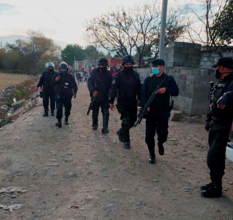 Brutal ataque a policías que intentaron parar un partido de fútbol. (Policía de Salta)