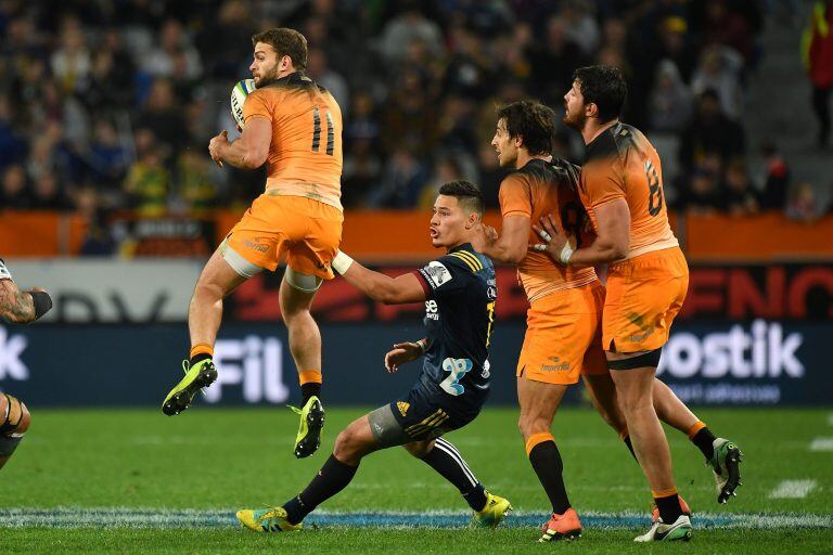 Ramiro Moyano disputa la pelota en Nueva Zelanda (Foto: AFP/ Marty Melville).