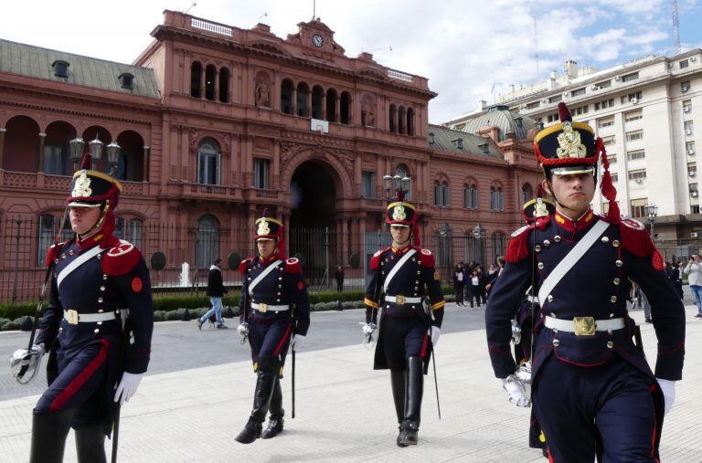 Miembros de la Guardia de Honor en la Casa Rosada (EFE/ Enrique García Medina)