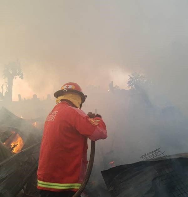 Bomberos de Posadas trabajando en extinguir un incendio en el Bariro Kirchner.