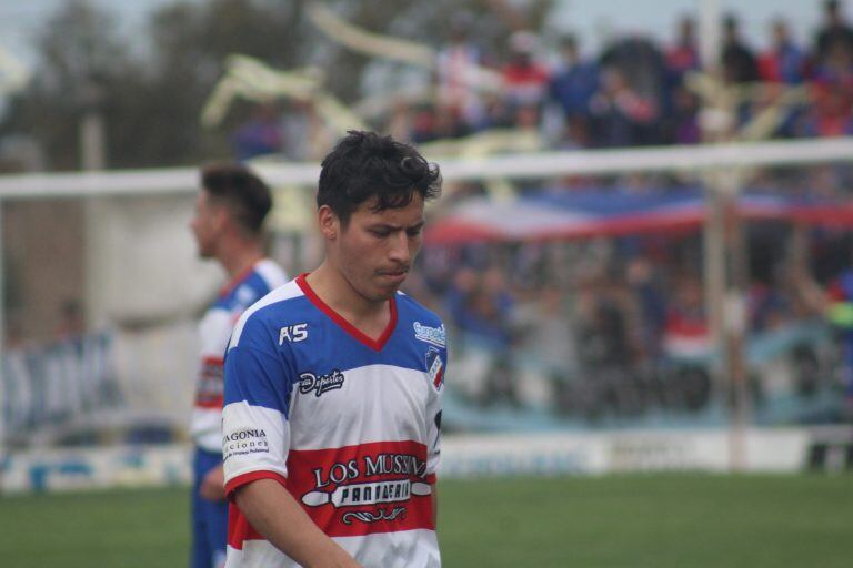 Enrique Blanco deja el campo de juego molesto por el cambio.