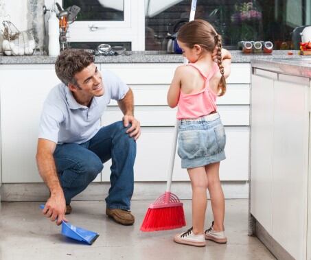 Está comprobado que los niños que realizan tareas domésticas son más exitosos en su vida adulta.