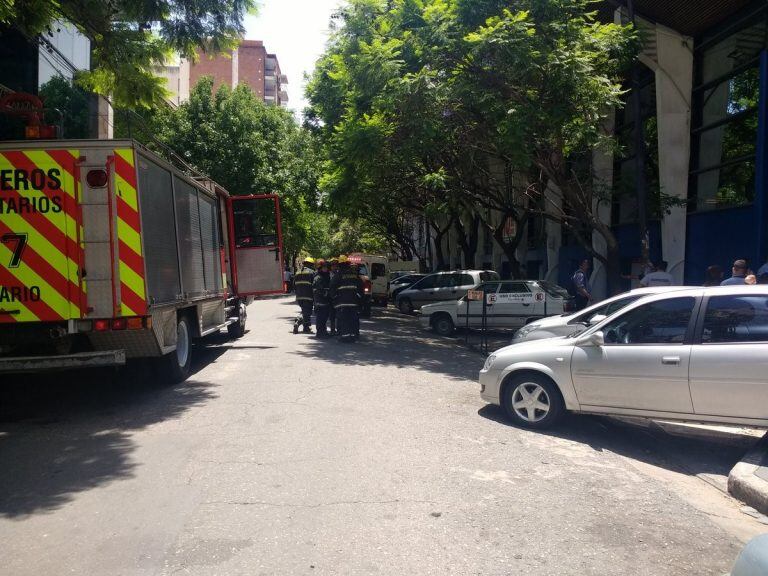 Los bomberos acudieron para sofocar el fuego en el Carrefour.