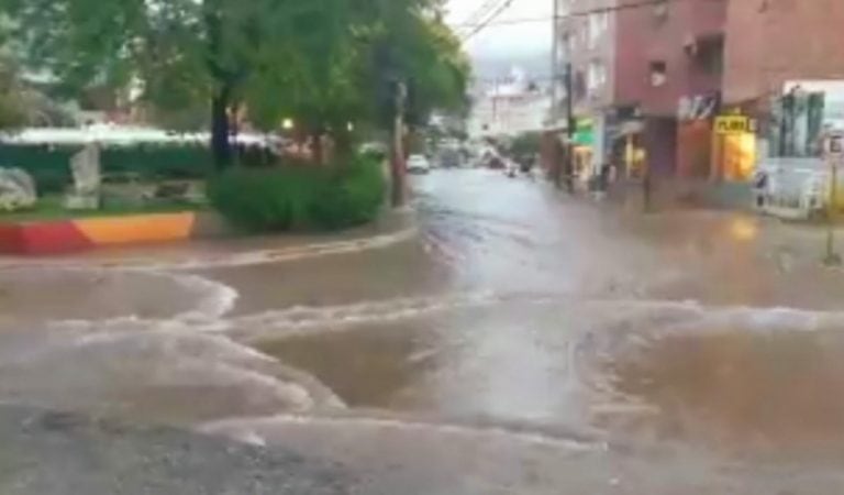 Calles céntricas de la ciudad, inundadas tras la fuerte tormenta.